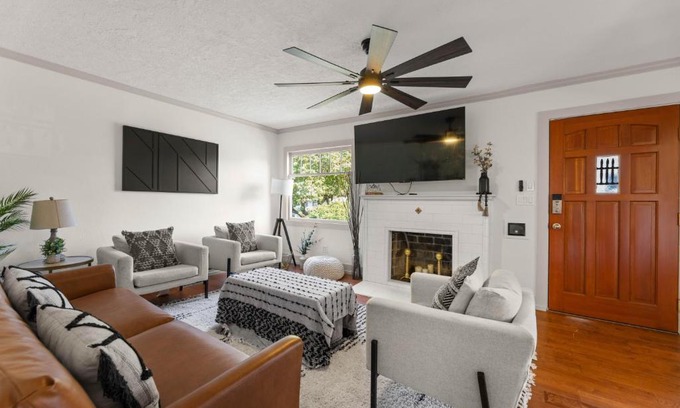 Vancouver House | Timeless Historic Home Near Downtown