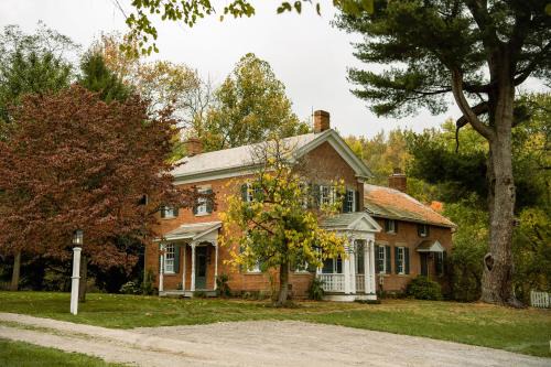 Dundee House | Timeless Winesburg Farmhouse with Deck