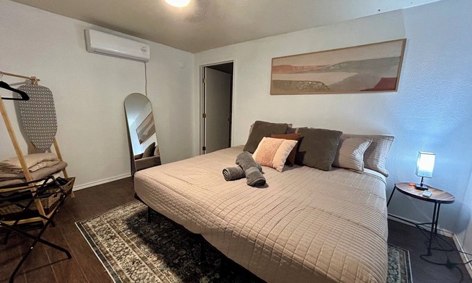 West Odessa Cabin | Tiny Cabin - King bed - Corn Hole - Pets Ok