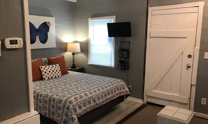 Beach Institute Cottage | Tiny Cottage 535 in Savannah's Landmark Historic District