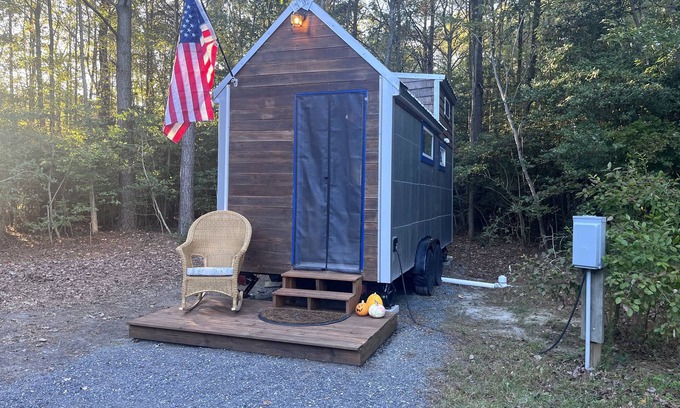 Lincoln House | Tiny House in the Woods, sleeps 3, full bath, linens provided, keurig & k cups