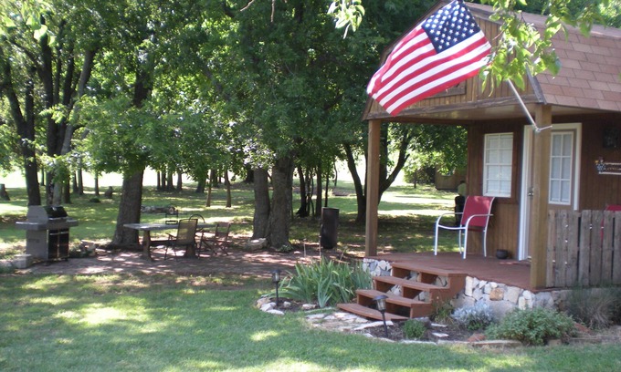 Sulphur Cottage | Tiny house with full-size amenities tucked away in the countryside