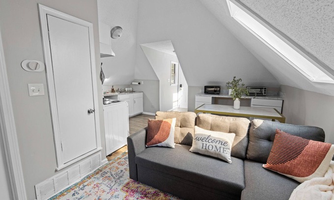 Lenox Apartment | Tiny Loft on Cox - Central & Modern 1- Bedroom!