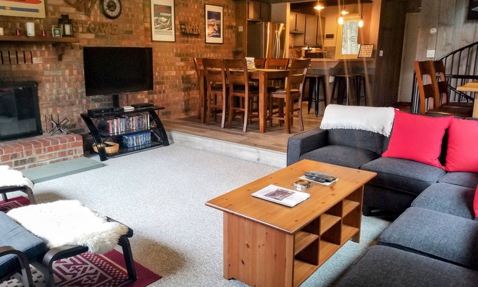 Stowe Area House | TIPS UP TOWNHOME-4BD 2.5BA-IDEAL STOWE LOCATION-5MI TO MOUNTAIN-3MI TO DOWNTOWN