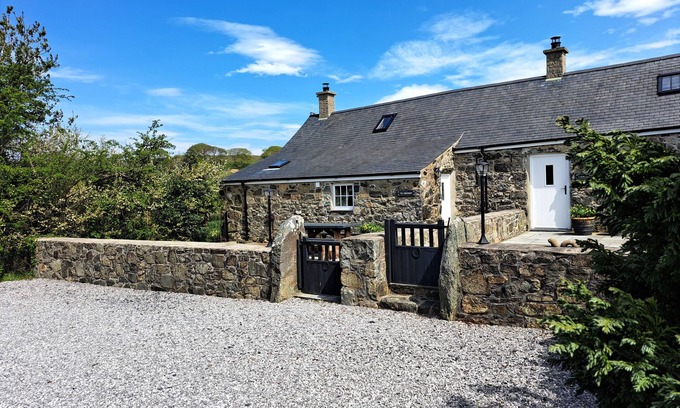 Garn Fadryn House | TIR EIRONWY, pet friendly, with a garden in Nefyn