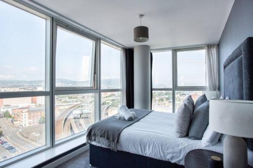 Belfast City Centre Apartment | Titanic & City Views, Ultra Luxury City Parking