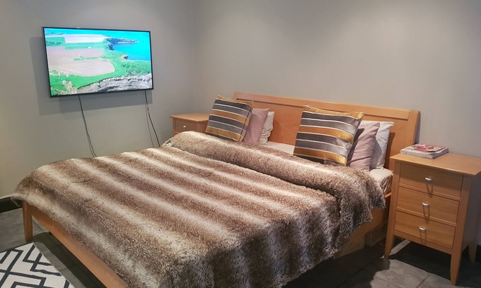 Greater Johannesburg Metropolitan Area Cottage | To closed to the sandton craft market and Nelson Mandela square, your memory