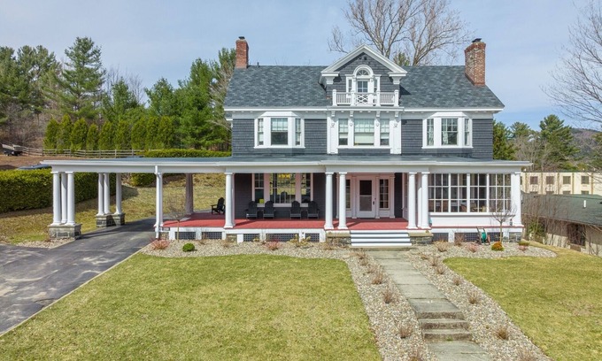 Hillcrest House | Tobias Place Off Main | 9 Bed, 4 Bath