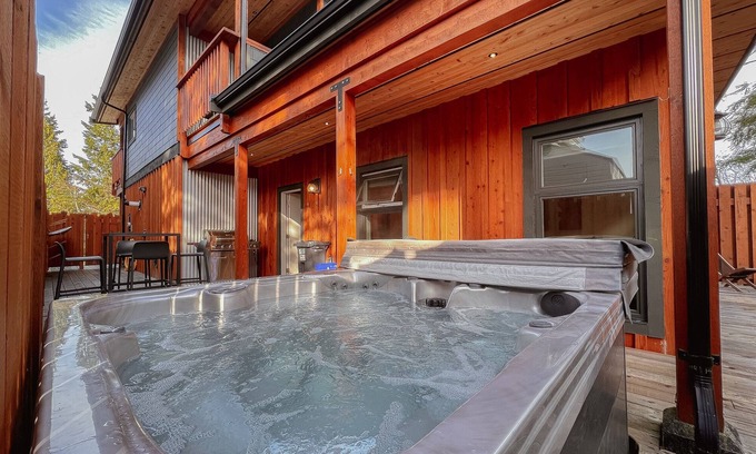 Tofino House | Tofino Escape-Hot Tub, Modern, Marina, Pets, BBQ