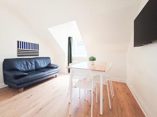 Derendorf Apartment | Tolstov Apartments - 3 Room Attic Apartment - Kitchen - 5 min to Messe DUS