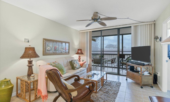 Port Charlotte Condo | Tommy Bahama style Lovely 2-Bedrm 2-Bath with Pool