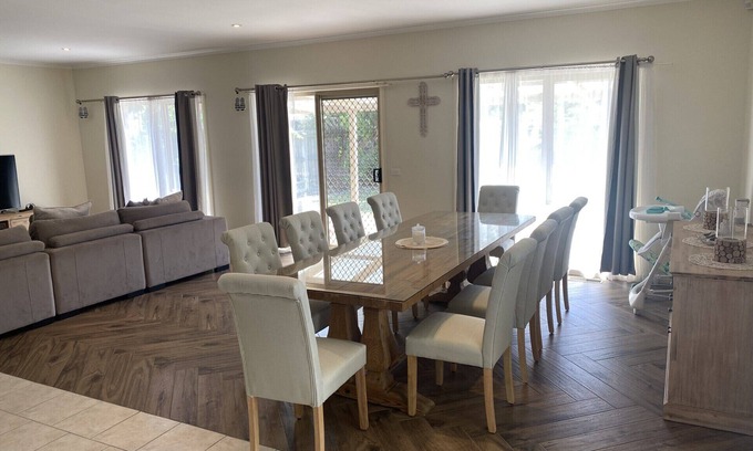 Tootgarook House | Tootgarook Beach House by Ready Set Stay - Close to the beach & Pet friendly