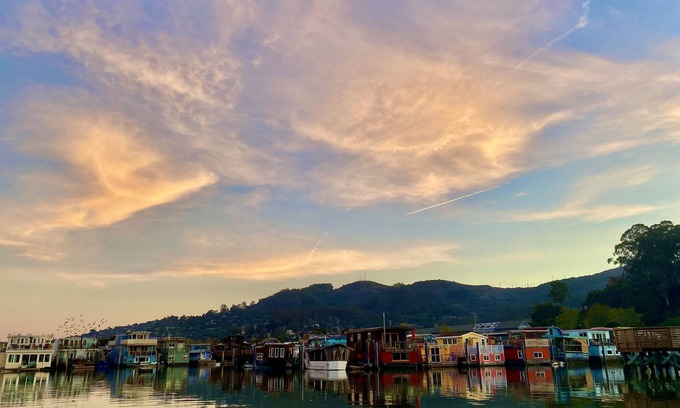 Marin City Boat Rental | "Top Choice Houseboat Rental," says Discover Sausalito. 2bd 2ba floating home.