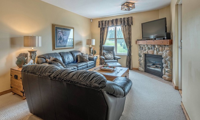 Silver Star Mountain Condo | Top-Floor Quiet Corner Creekside Condo - Mountain Views & Pet Friendly