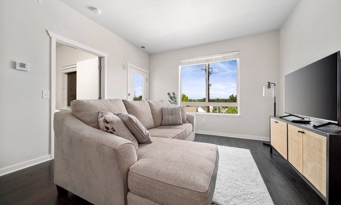 Traverse City Condo | Top floor condo, King bed, great location!