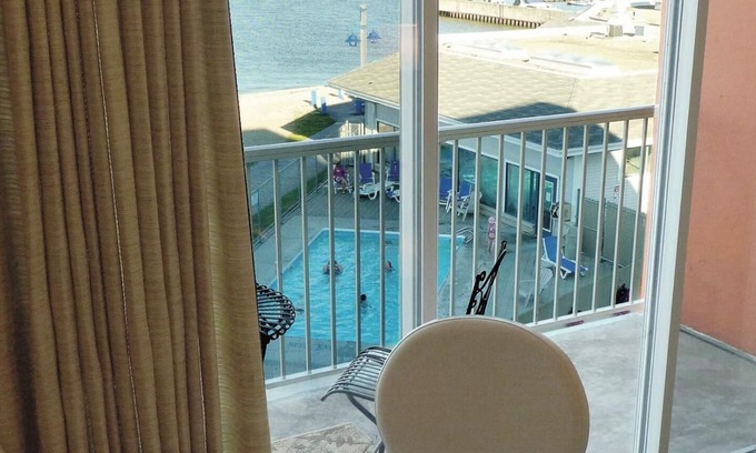 Gimli Condo | Top floor Lakeview Hotel One Bedroom available Aug 1-8 Icelandic festival week