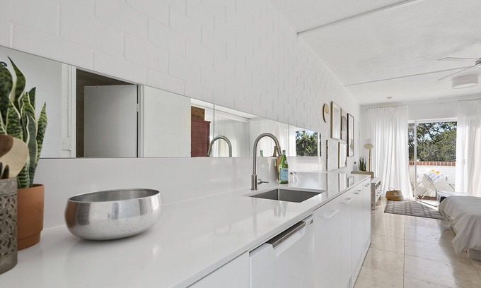 Point Lookout Apartment | Top floor studio - The Perfect Couples Retreat. Walk to beach.