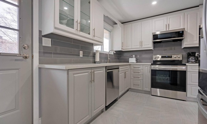 Ottawa Division House | Top Flr 3BR Month-Long Stays Vibrant Location!