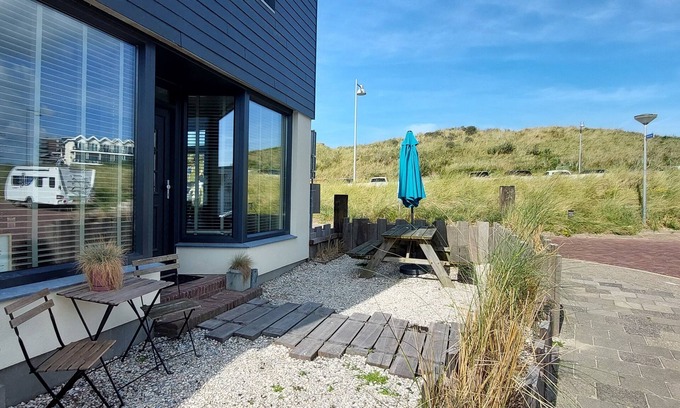Egmond aan Zee Apartment | Top location! Next to lighthouse, beach 50m FLOW