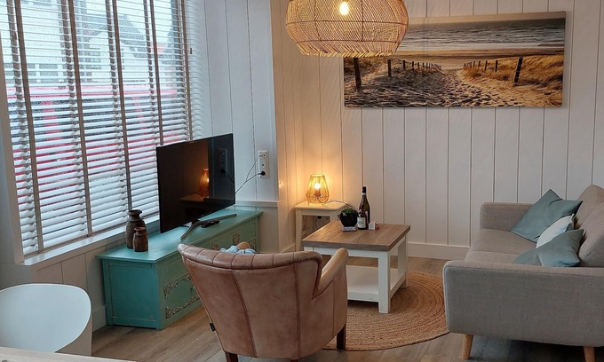 Egmond aan Zee Apartment | Top location! Next to lighthouse, beach 50m EBB