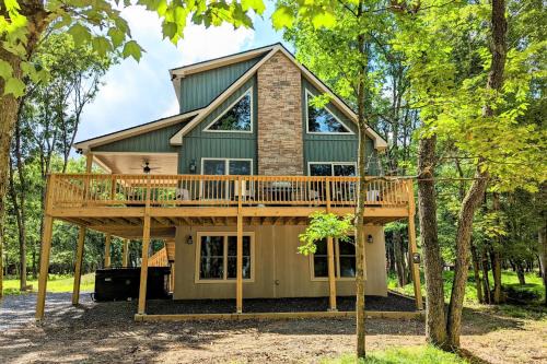 Albrightsville Ski Chalet | Top Notch Lodge by AvantStay Hot Tub Game Room Community Pool Deck