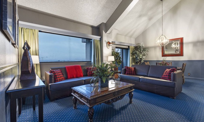 Branson Hotel | Top-of-the-Town King Suite at Thousand Hills Resort Hotel