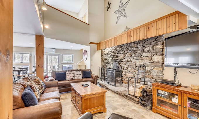 Killington House | Top Star Fabulous 7-bedroom house in the heart of Killington with AC and a private hot tub.