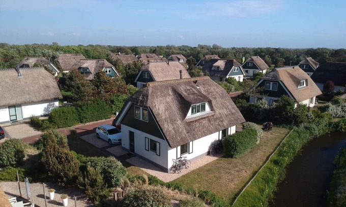 Julianadorp aan zee Villa | Top vacation villa 120 sqm, close to the beach, 2 bathrooms, WLAN, fireplace, freshly made beds