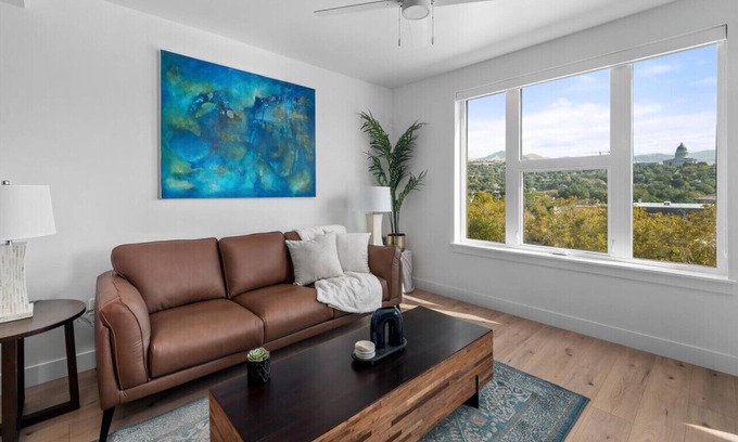 Fairpark Apartment | Top VIEWS! Capital building! Rooftop pool/gym/bowl