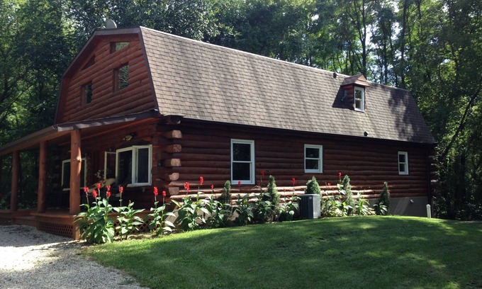 Zenda House | Total Privacy ! Log Home Surrounded By 5 Acres Of Woods near Geneva Lake.