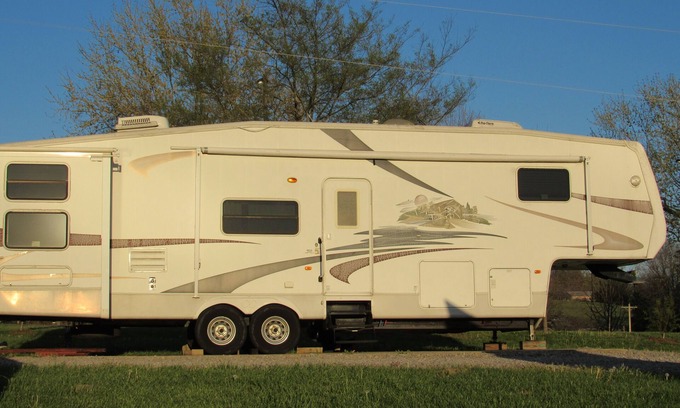 Goreville House | Totality Eclipse Lodging Fifth Wheel Camper