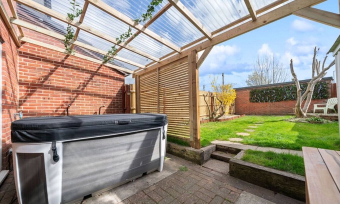 New Forest District Apartment | Totton hideaway with garden & hot tub