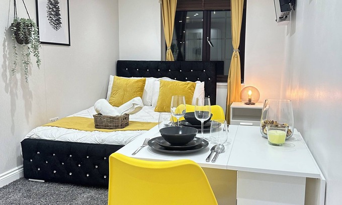 Tower Hill Apartment | Tower Bridge Chic Studio