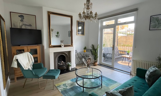 Chaucer Apartment | Tower Bridge Oasis/great location