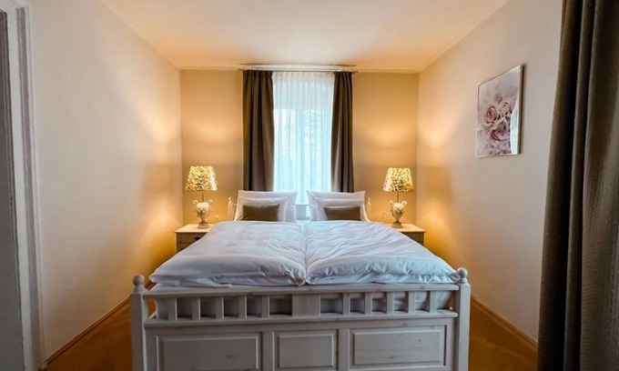 Burgau Bed & Breakfast | Tower Suite, garden side - Palais Kneissl