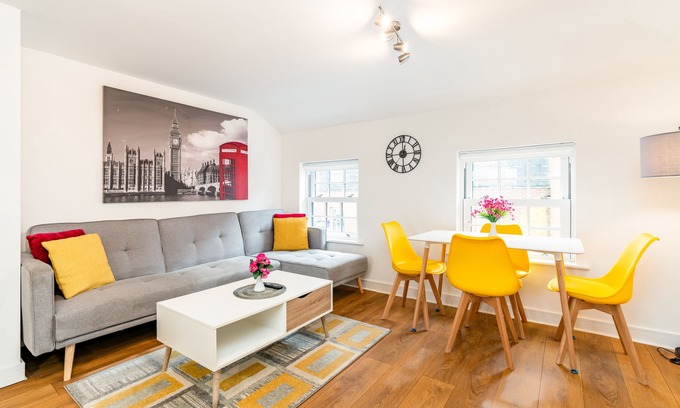 Andover Apartment | Town Centre Apartment With 4k 55” Smart TV+Netflix+Amazon Prime TV, Super King