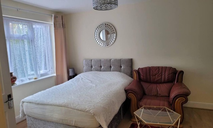 Reading House | Town Centre Studio - Sleeps 2 - Parking