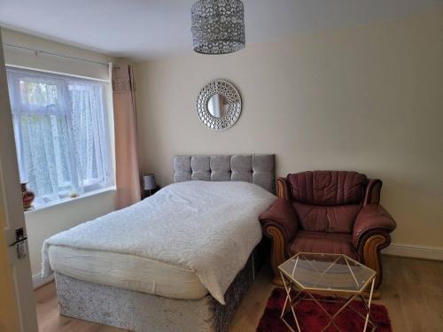 Reading House | Town Centre Studio - Sleeps 2 - Parking