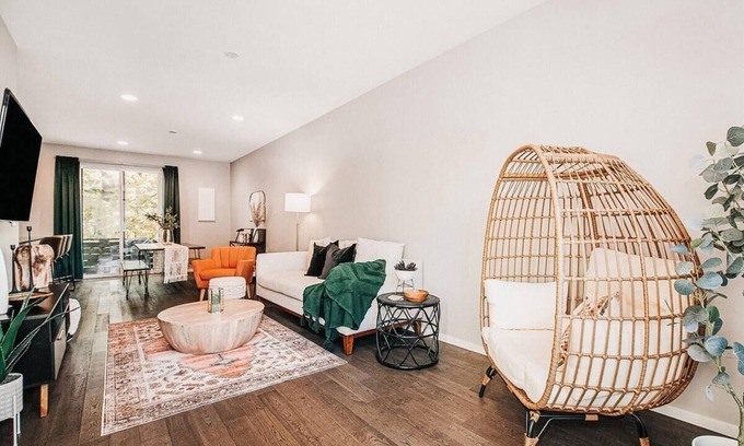 Kansas City House | Townhome - Downtown KC w/2 car garage! 30+ day stays.