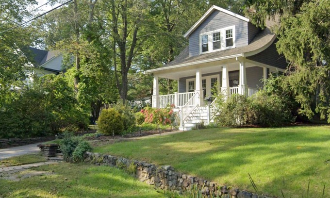 Lexington House | Townhome in Lexington - 2 Bedroom 2 Bathroom Fully Stocked Home