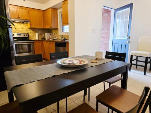 Downsview House | Townhouse - 3 Bedrooms - 4 beds - Free Parking, Wifi, Netflix