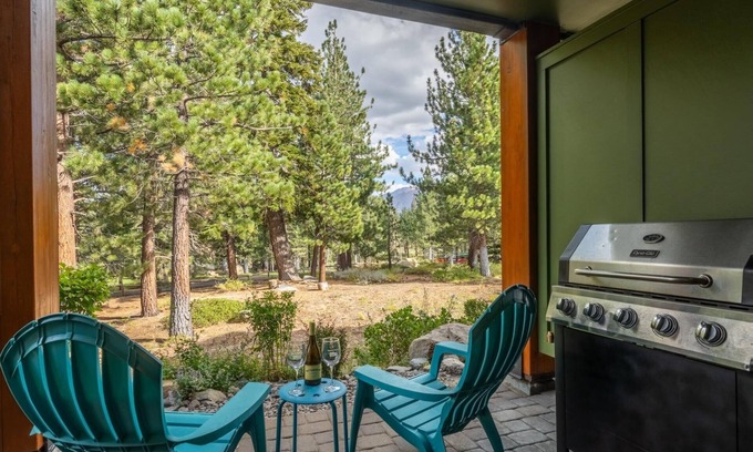 Mammoth Lakes House | Townhouse on the Golf Course with Mountain Views and 2 Heated Garage Spaces!