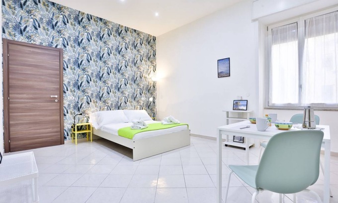 Vasto House | Track Station Studio Apartment - with Netflix