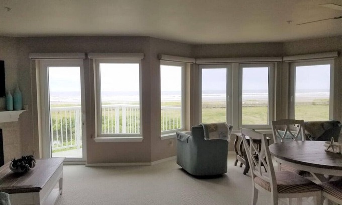 Long Beach Condo | Tradewinds - 4th floor stunner inside and out