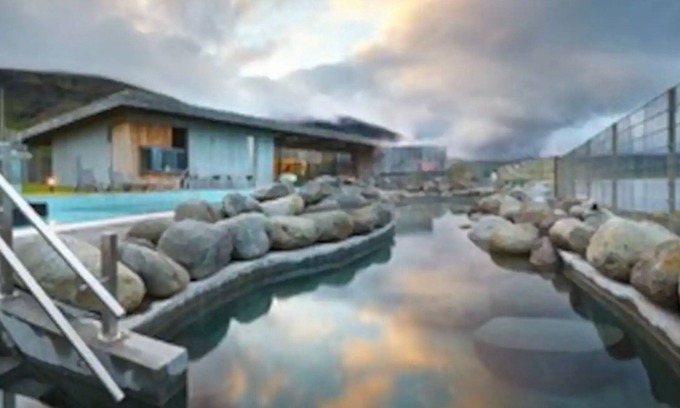 Laugarvatn Villa | Traditional Cottage with Jacuzzi andLake