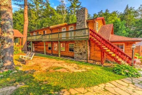 Canadensis House | Traditional Wooden Cabin Rental in the Poconos, Pennsylvania