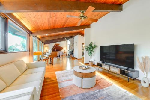 Dover House | Trail Access On-Site Gorgeous MCM Deck House!