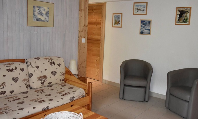 Pralognan-la-Vanoise Apartment | Tranquil Chalet Flat - Terrace, Garden, Close to Ski Lifts, Pets Allowed