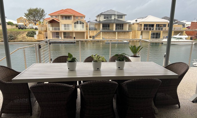 Wannanup House | Tranquil Canal Retreat