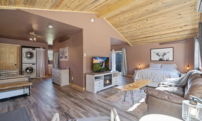 Fort Collins Apartment | Tranquil Cottage Guest House- 5 minute walk to Horsetooth lake!